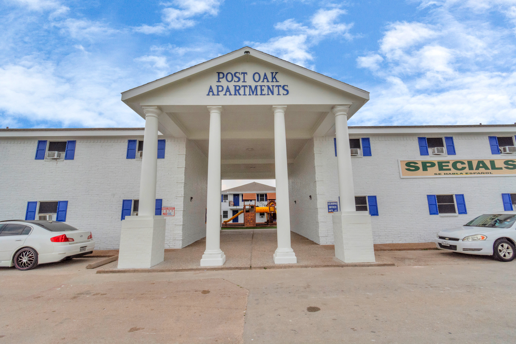 Post Oak Apartments in Houston, Texas – modern apartment complex with landscaped surroundings and convenient amenities.